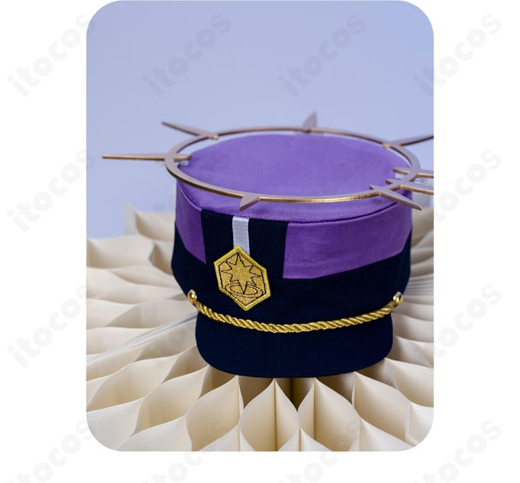 付属帽子の装飾：バンドとエンブレムの質感を見せるクローズアップ