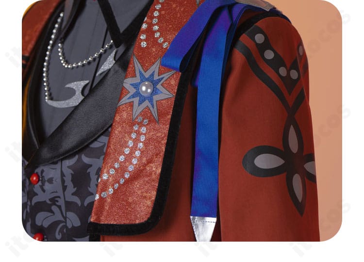 桜河こはく 外套首元の装飾ディテール。留め具と装飾配置の質感が分かる近接画像。