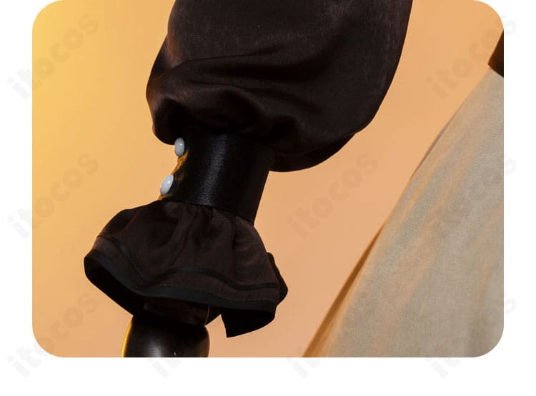 袖装飾の接写。カフスの意匠と装飾パーツの配置が分かるセレス衣装。