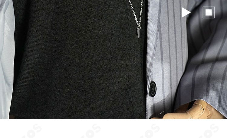 外套の門襟装飾ディテール。エッジラインと配色のコントラストで火威青らしさを再現した拡大写真。