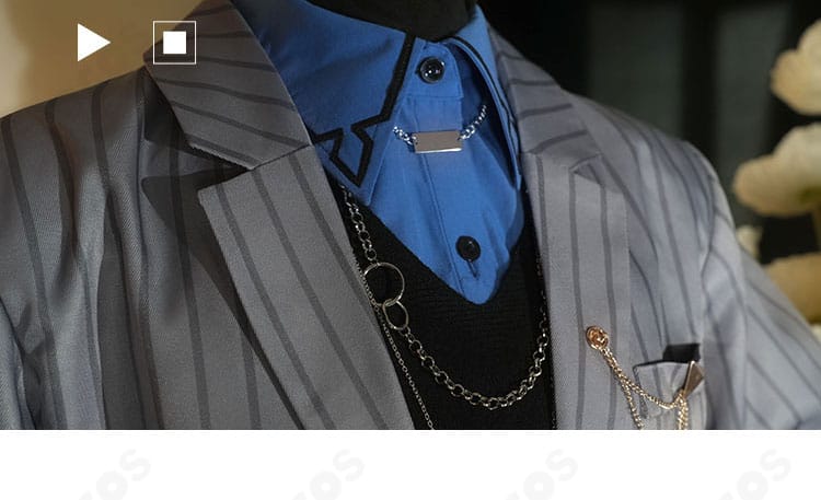 襟元装飾のクローズアップ。メタル調パーツとステッチワーク、整ったエッジの仕上げを確認できます。