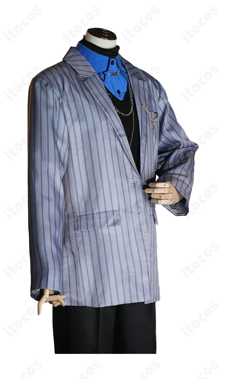 火威青コスプレ衣装の側面。肩から裾へのラインとコートの落ち感、パンツのフィットを強調した画像。