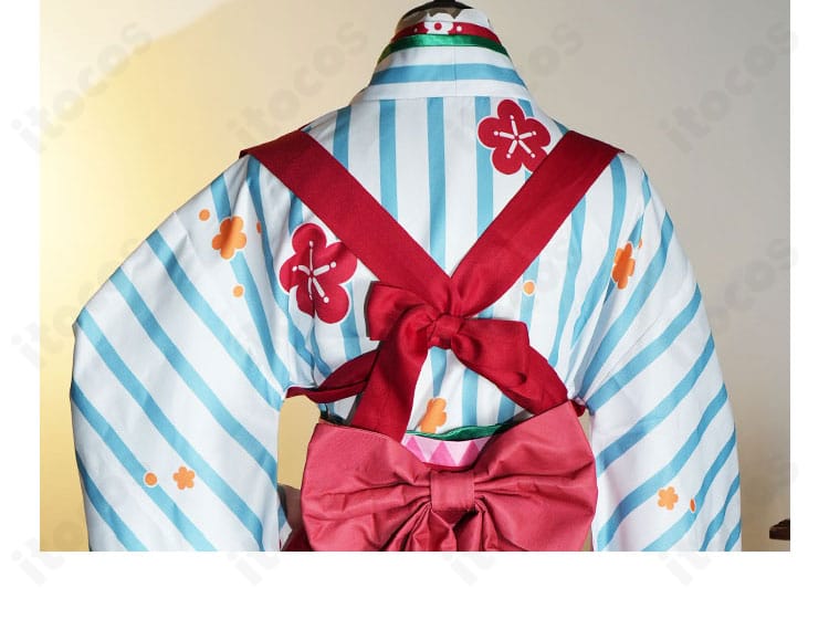 ムイミ コスプレ衣装の背面装飾アップ。蝶結びの立体感とステッチ、背面装飾の質感を強調。