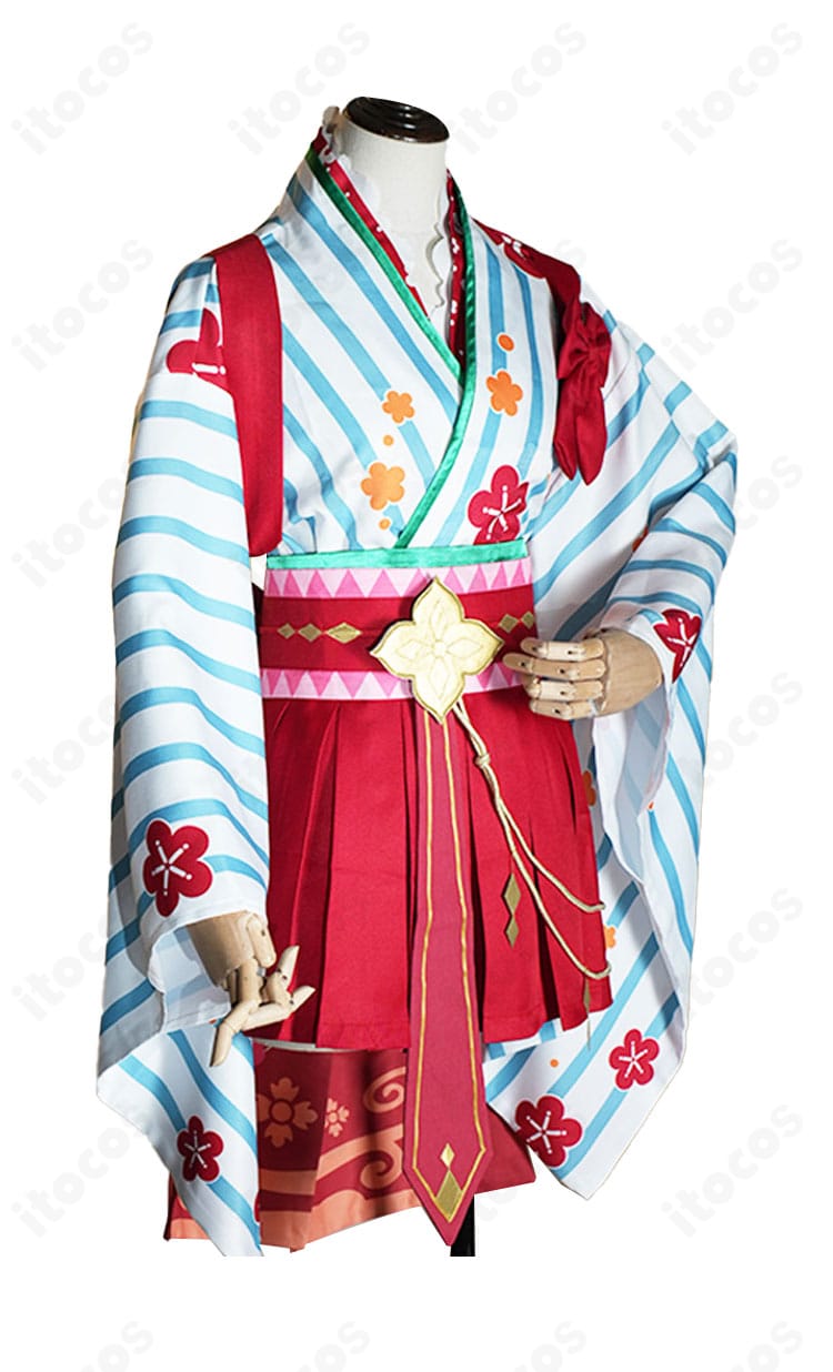 プリコネR ムイミ コスプレ衣装を右側面から撮影。袖口の装飾とウエスト位置、裾のドレープが強調された画像。