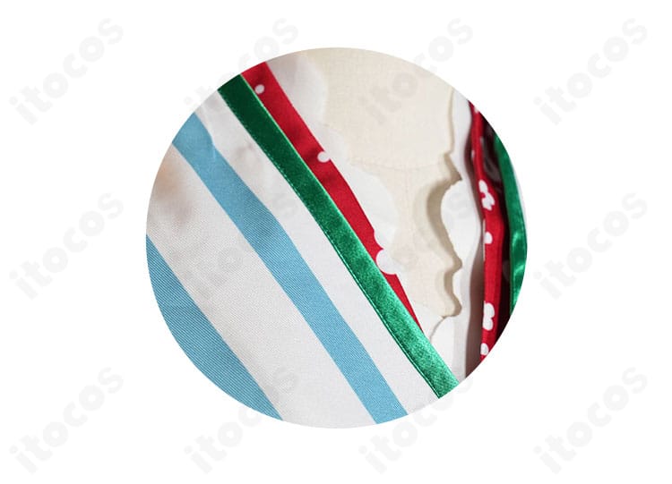 ムイミ コスプレ衣装の襟元装飾ディテール。精緻な刺繍とトリムの質感を近接で示すアップ。