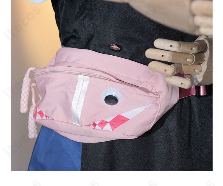 ウエストポーチのディテール。フラップ形状と留め具、容量感がわかり、小物再現のこだわりを示す近接写真。