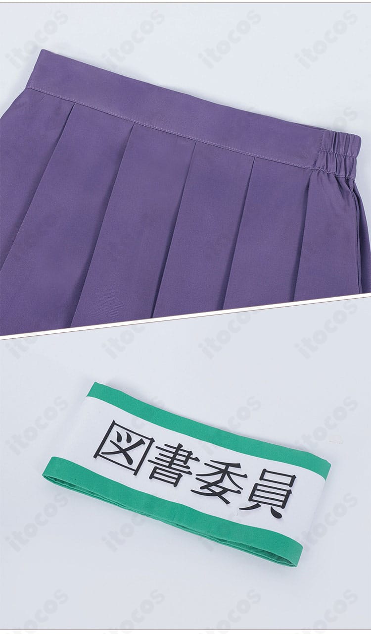 スカート裾と腕章ディテール。プリーツのエッジと装飾の質感、色のコントラストをクローズアップ。