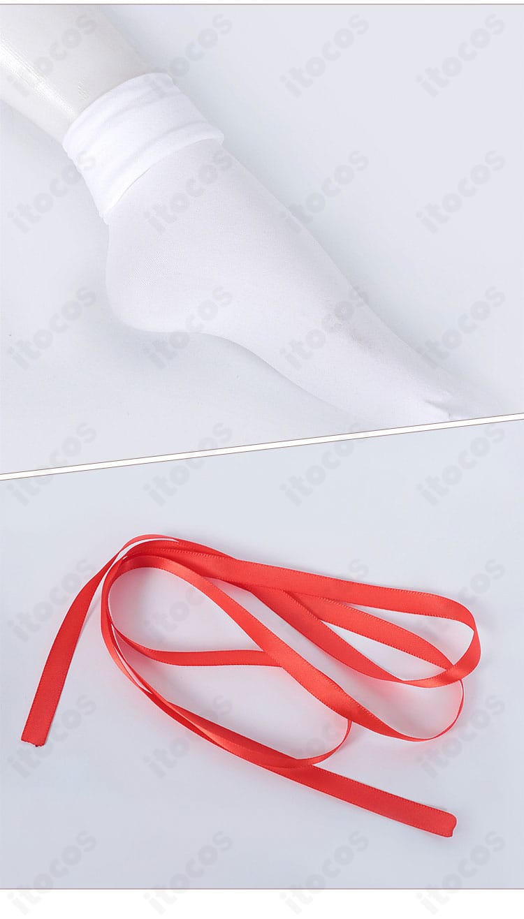 靴下と小物の近接ディテール。生地の編み目と配色がわかり、全体コーデの統一感を強調。