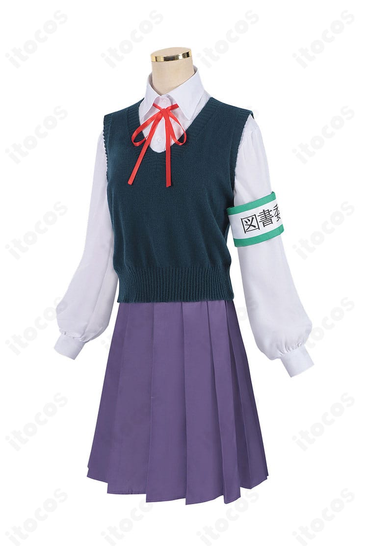 好本静コスプレ衣装の側面。プリーツの落ち感とベストのフィット、腕章位置のバランスを確認できる。