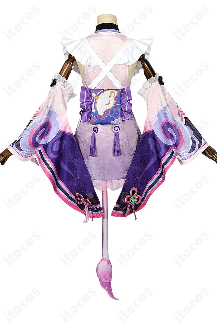 原神 夢見月瑞希 コスプレ衣装の背面。背飾りの配置や尻尾の見え方が分かる画像。