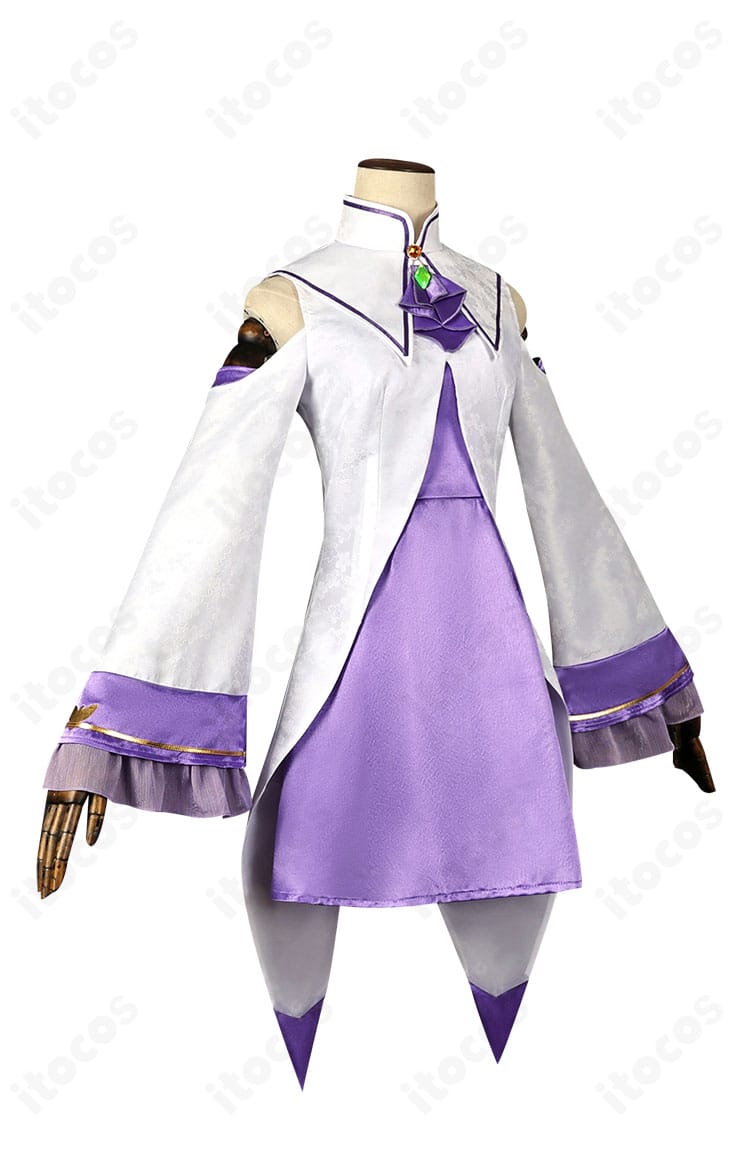 ITOCOS エミリア コスプレ衣装 側面画像。耳元のエルフ耳と袖口・裾の装飾ラインが見えるディテールショット