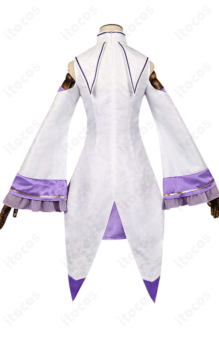 ITOCOS エミリア コスプレ衣装 背面画像。背中のライン設計とフィット感、裾の広がりを確認できる写真