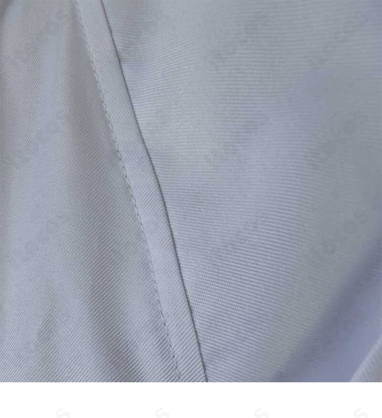 袴と装飾ディテールのクローズアップ。折り目の通った袴と帯周りの再現度により、和装らしい凛とした印象を強調。