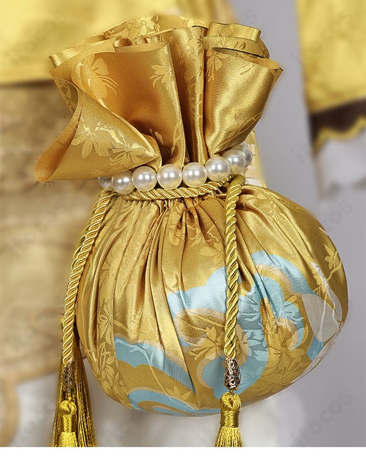 腰飾りディテール。モチーフの造形と固定方法、スカートとの配色コントラストが際立つアップ。