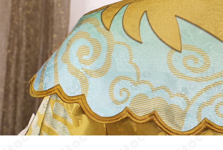 披肩（ストール）装飾ディテール。元宵節モチーフの意匠と縁の装飾、揺れ感が伝わるアップ。