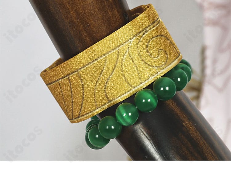 腕飾りディテール。ビーズとメタル調パーツの組み合わせ、装着位置のイメージが伝わる写真。