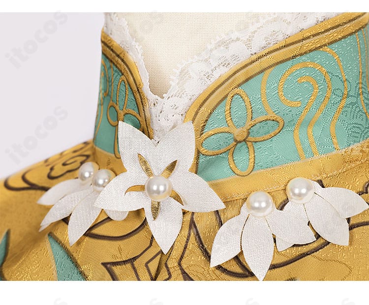 襟元ディテール。結び飾りと縁取りの仕立て、上品な胸元のアクセントが分かるクローズアップ。