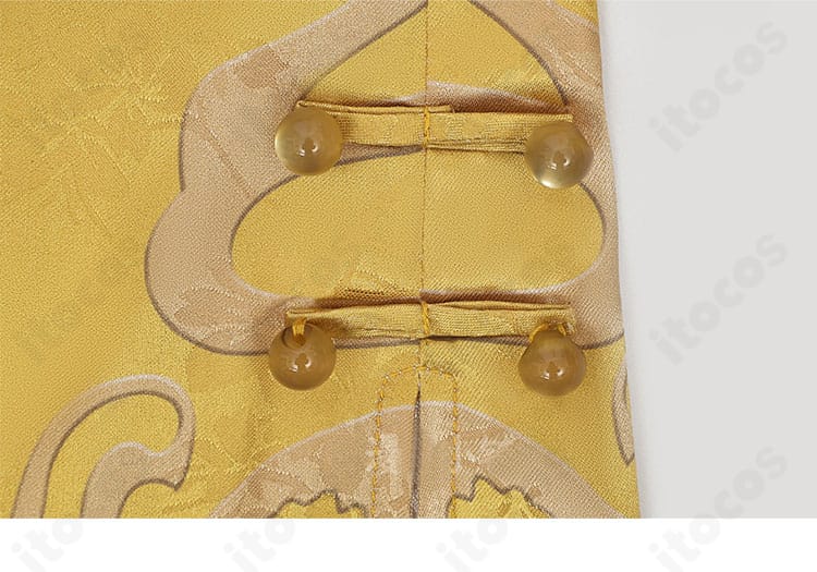 サイド裾飾りディテール。サイドに施された装飾パーツとステッチ、動いたときの表情が見える構図。