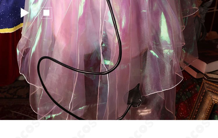 尻尾パーツのクローズアップ。後ろ姿のアクセントとなる常闇トワ コスプレ衣装の尻尾の形状と取り付け部を示す画像。