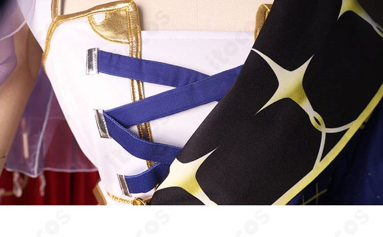 胸元装飾のクローズアップ。トップスの意匠と立体感が分かる常闇トワ コスプレ衣装のディテール画像。
