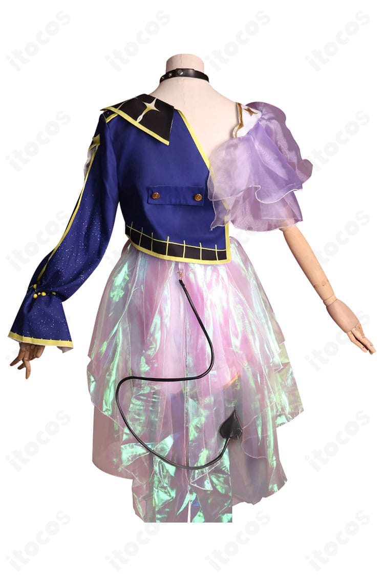 背面カット。ロングコートの後ろ姿と尻尾パーツの位置関係を示した常闇トワ コスプレ衣装の商品画像。