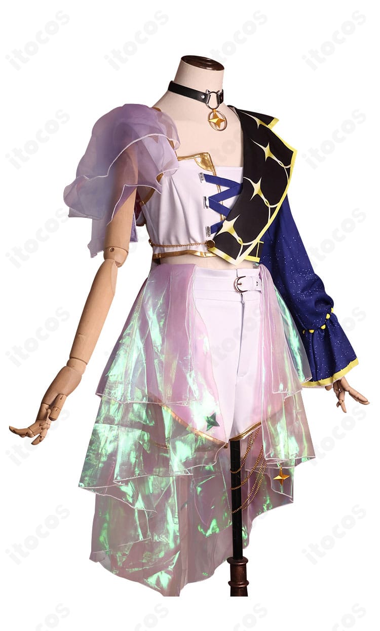 右側面カット。コートのフォルムと袖口装飾、ショートパンツの丈感が分かる常闇トワ コスプレ衣装のディテール。