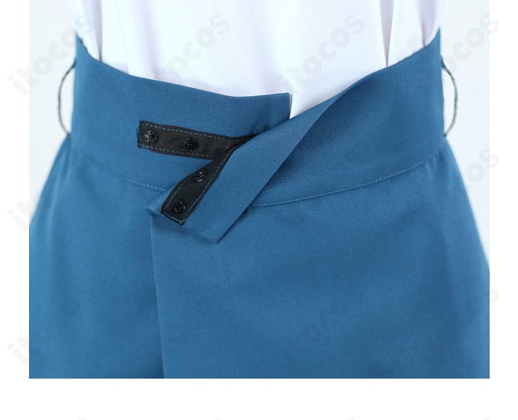 スカートのフリルと装飾の近景。ほどよいボリュームで撮影映えする質感。