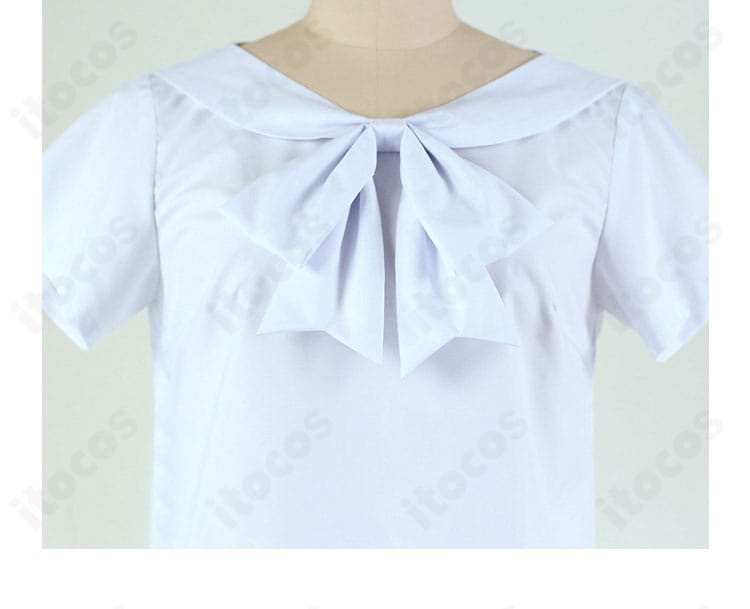 首元の装飾ディテール。春らしい華やかさを演出するパーツ配置が分かるアップ。