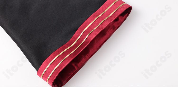 元宮チアキ衣装のコート袖口ディテール。カフの装飾とステッチがアクセントになるポイントを強調。