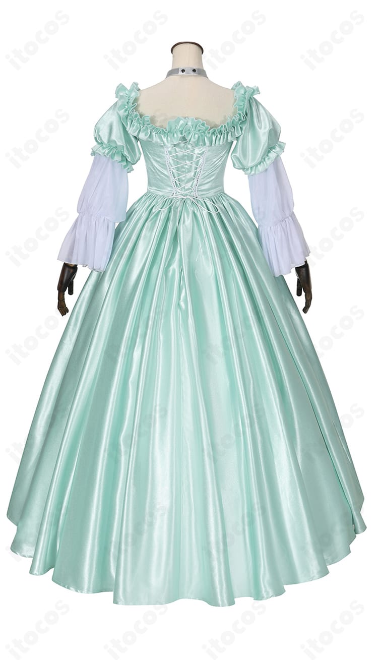 衣装背面。背中のデザインとフィット感、裾の落ち感が分かるアングル。