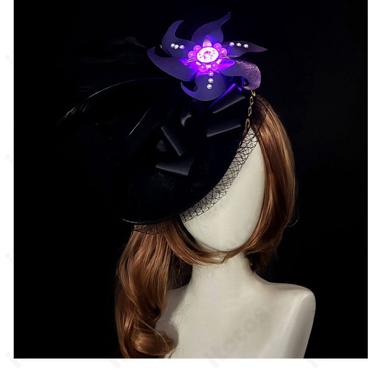 第五人格 空軍（マーサ）菖蒲 コスプレ衣装の帽子装飾（夜間イメージ）。金属風装飾の光沢感。