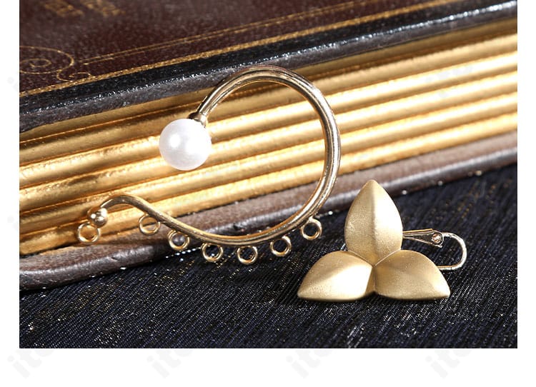 第五人格 空軍（マーサ）菖蒲 コスプレ衣装のイヤリング。形状とカラーリングの近接画像。