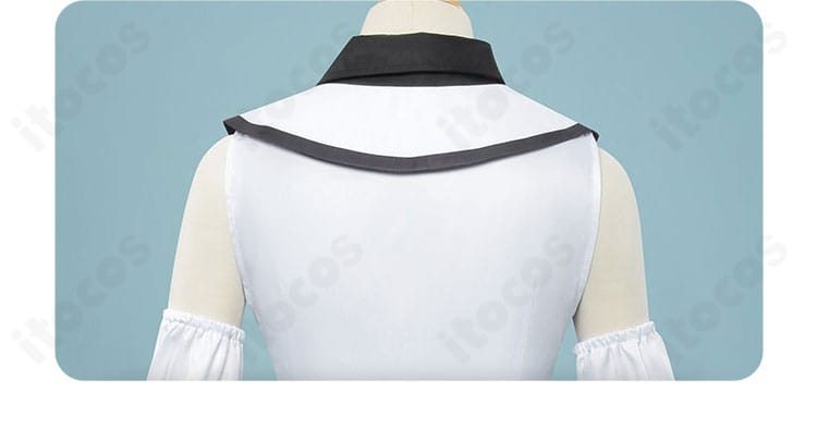 背面ディテールの接写。背中の切り替えと裾のラインで公式デザインを再現したアイラ制服。