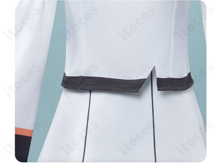 裾装飾の接写。コントラストラインが美しいアイラ制服コスの裾ディテール。