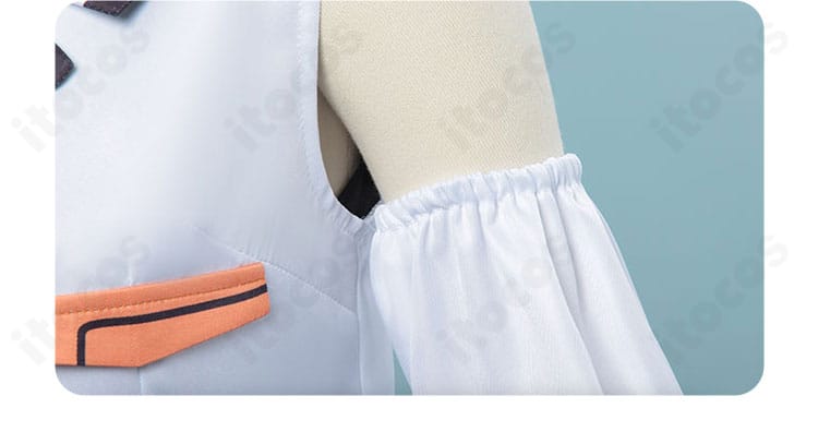 袖口装飾のアップ。袖のラインとステッチワークを捉えたアイラ制服コスの袖ディテール。