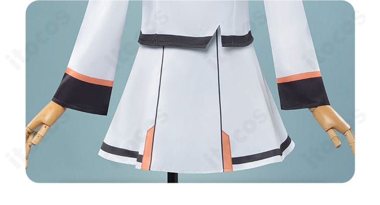 スカート装飾のアップ。プリーツの立ち上がりと裾ラインが際立つアイラ制服コス。