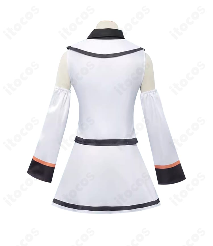 背面ビュー。襟から裾ラインまで整ったカッティングのアイラ制服コスの背面ディテール。