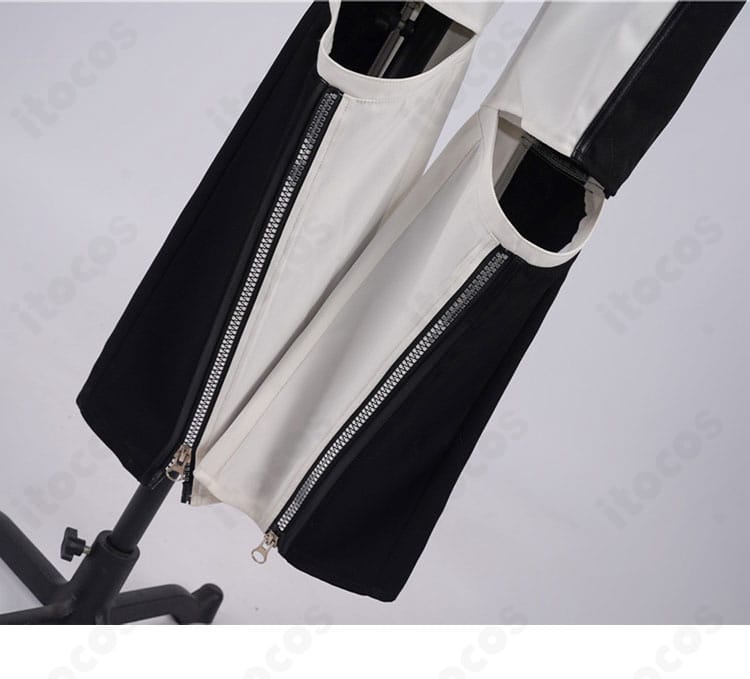 パンツ部分の装飾ディテール。テーパードシルエットと装飾ラインの質感を確認できる近接。