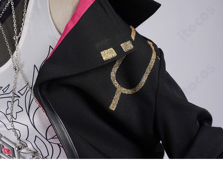 コートの肩から袖にかけてのデザイン詳細。ステッチとライン装飾を明瞭に示した写真。