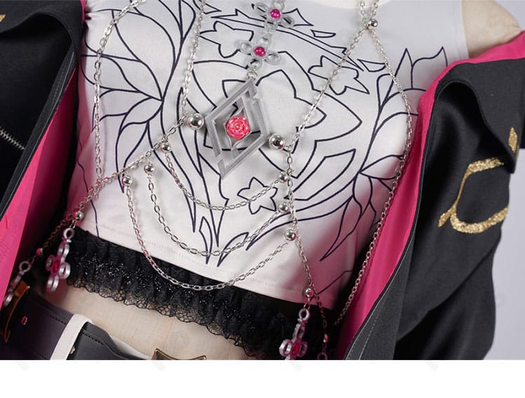 髪飾りと耳飾りのディテール。輝度の高いアクセサリーでキャラクターらしさを強調した近接写真。