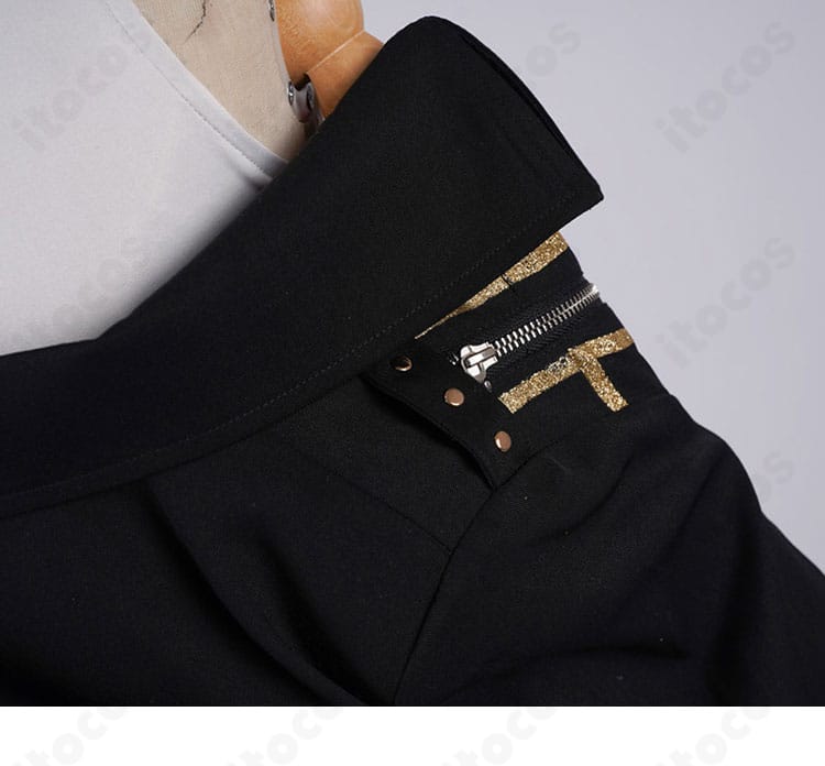 コート背面のデザイン全景。響咲リオナらしい意匠配置とシルエットがわかるショット。