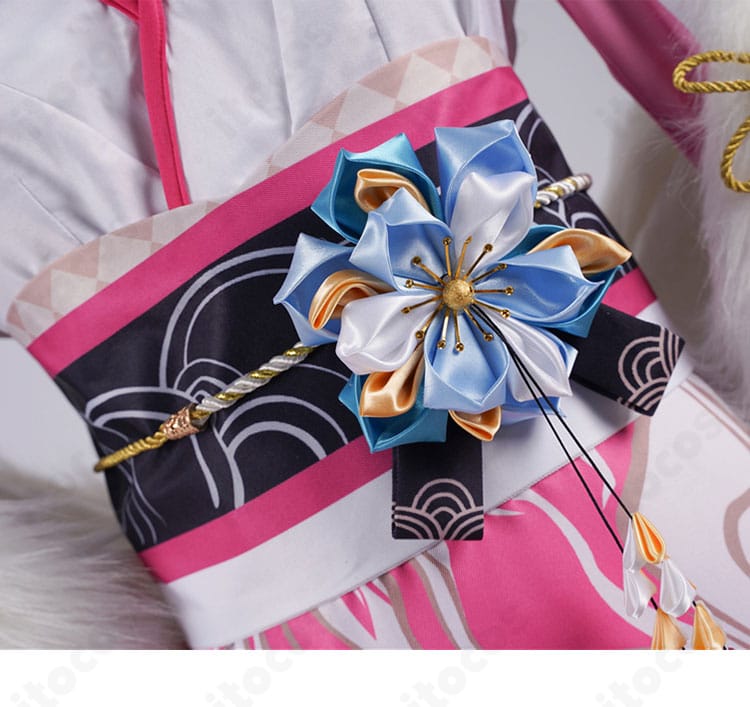 ラオーラ・パンテーラ正月衣装の腰飾りディテール。立体感のある装飾でアクセントを強調