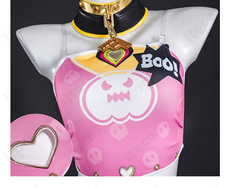 トップスとコートの装飾ディテール。ステッチと意匠パーツの配置を見せる部分拡大。