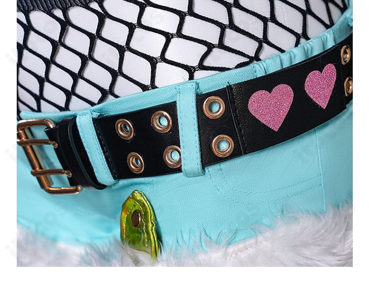 ベルト装飾の細部。多層ベルトの取り回しとバックル形状を確認できるアップ。