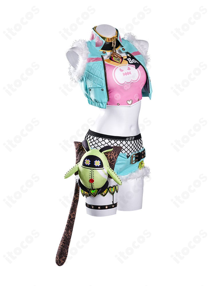 右側面からのディテール。コートの落ち感と太もも飾り、レッグカバーのラインを確認可能。