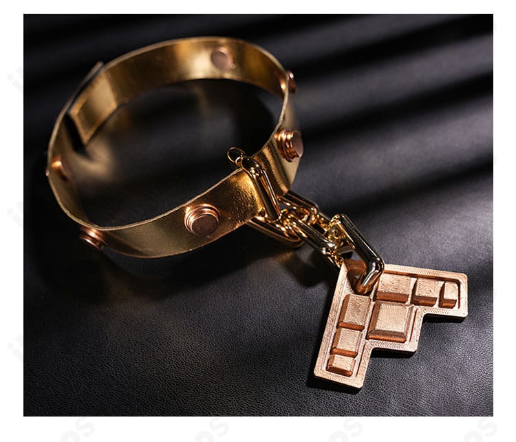 つけ襟の装飾アップ。縁取りと留め具の仕様、質感がわかるクローズアップ。