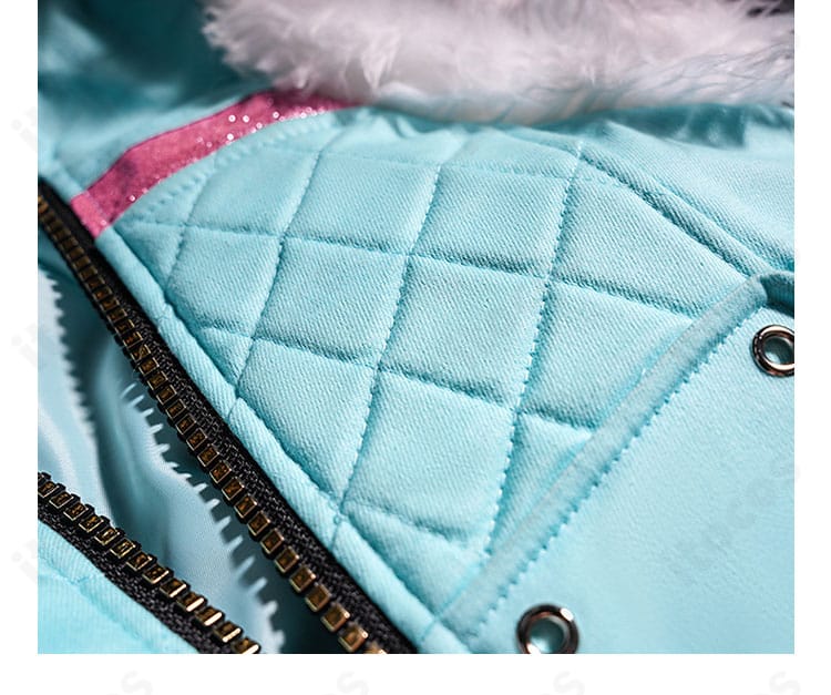 外套前襟の装飾ディテール。前立ての意匠とエッジの処理、質感を捉えたアップ。