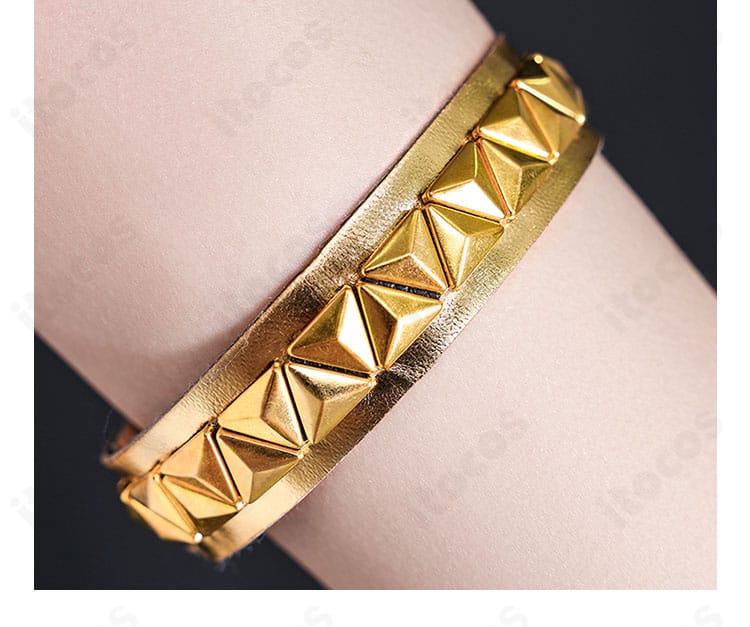 腕飾りの装飾ディテール。手袋との相性と留め方、表面仕上げを確認できる画像。