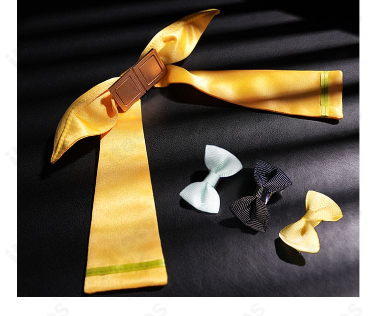 髪飾りの詳細。形状・色味・留め方がわかるアクセサリーのアップ。