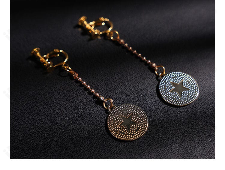 耳飾りの詳細。金具の質感とサイズ感、左右のバランスを示す拡大写真。